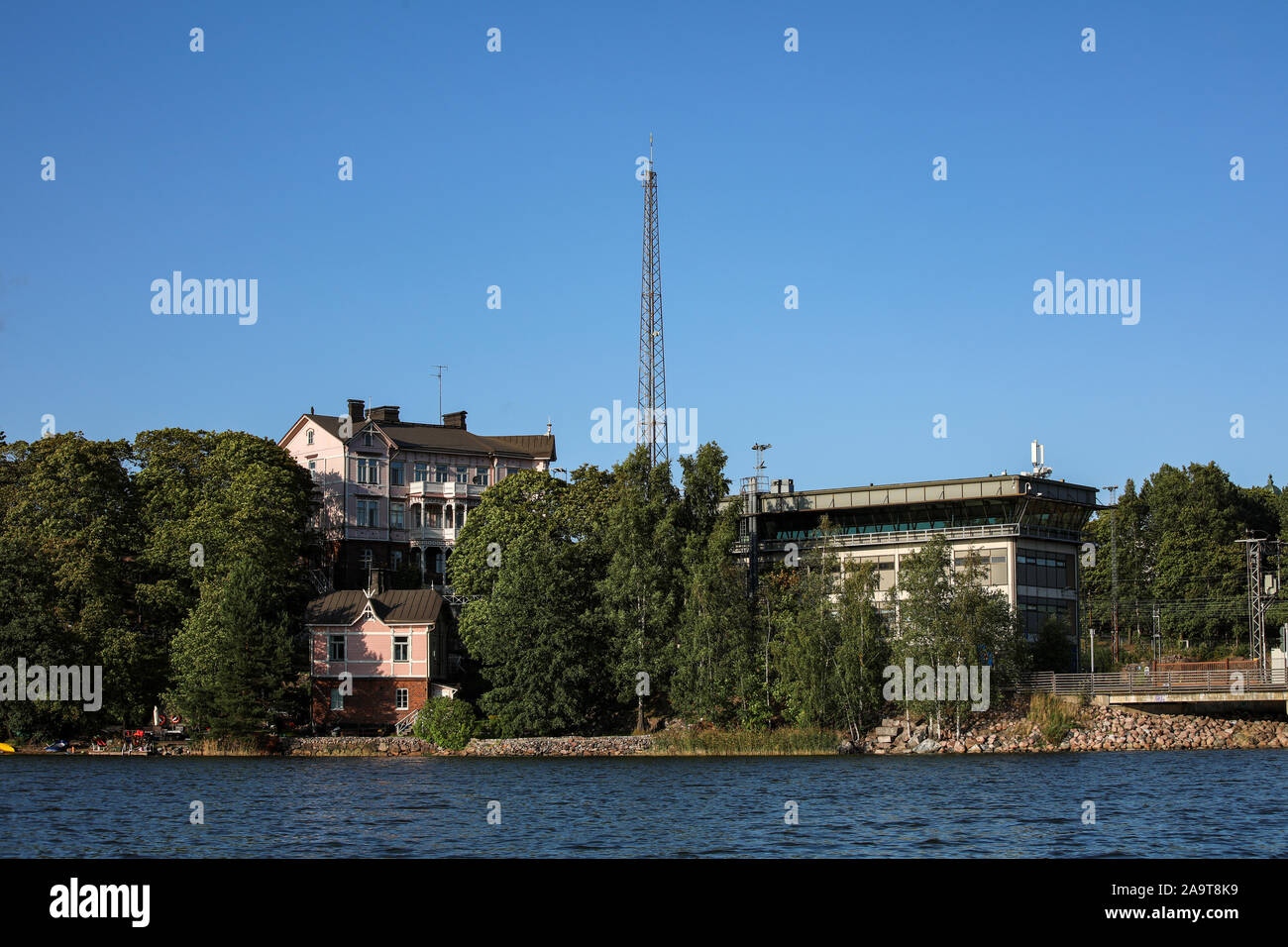Ancienne Linnunlaulu villas à côté de la signalisation ferroviaire centre à partir de 1970, vu de la baie de Töölönlahti à Helsinki, Finlande Banque D'Images