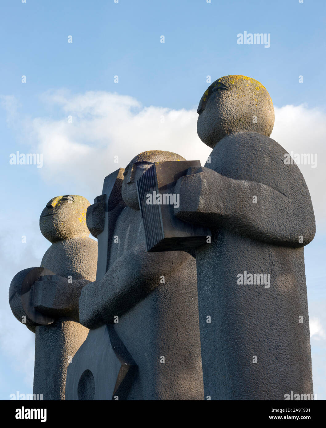 Les trois musiciens sculptures en pierre à Kenmare, comté de Kerry, Irlande Banque D'Images