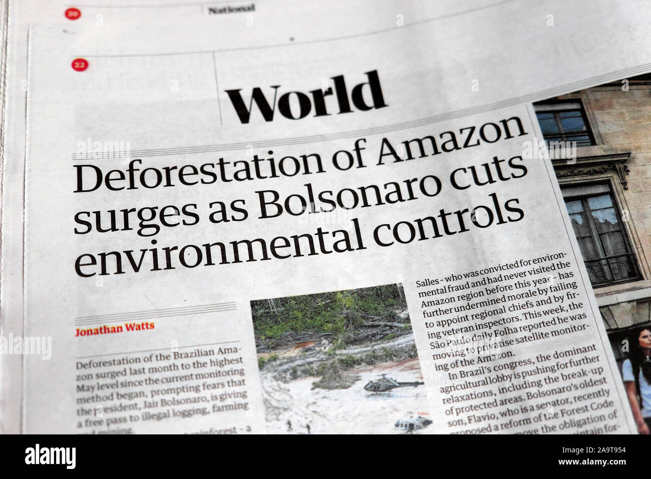 'De déboisement de Amazon tempête comme Bolsonaro coupe contrôle de l'environnement' Guardian titre l'article le 4 juin 2019 à Londres, Royaume-Uni Banque D'Images