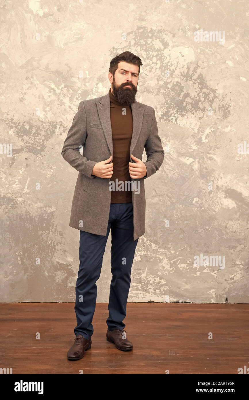 L homme a la mode avec barbe. La vie moderne. Mannequin. Homme d age mur. Style decontracte. Hipster barbu brutal en denim usure. automne style d homme a la mode a la mode. l homme en