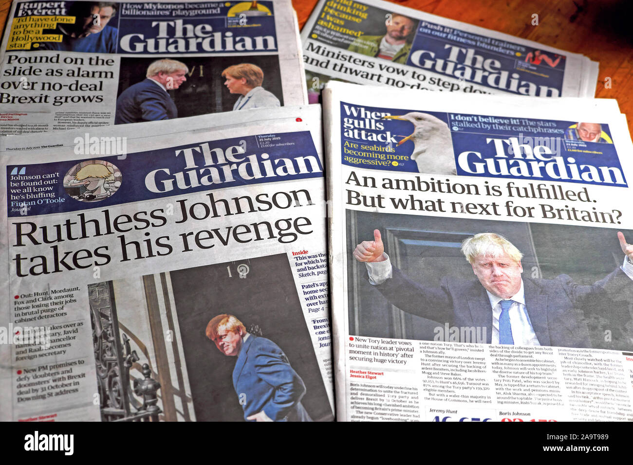 'Johnson prend sa revanche impitoyable' 'ambition remplie quelles perspectives pour la Grande-Bretagne ?' les titres en première page du Guardian en papier 2019 London UK Banque D'Images