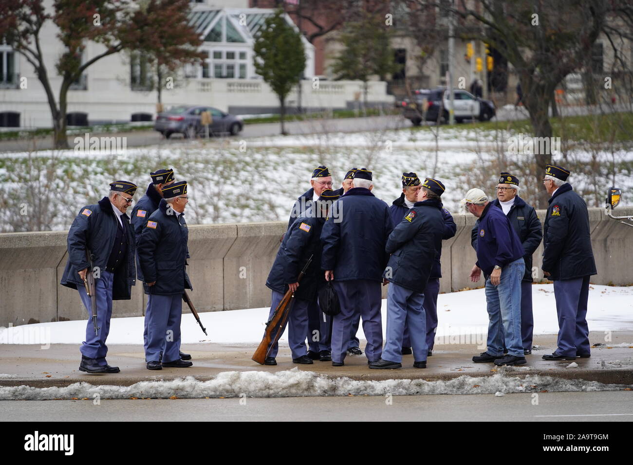 De nombreux anciens combattants partout dans le Wisconsin pour le défilé des Anciens Combattants - honneur notre cérémonie militaire au service milwaukee County War Memorial. Banque D'Images