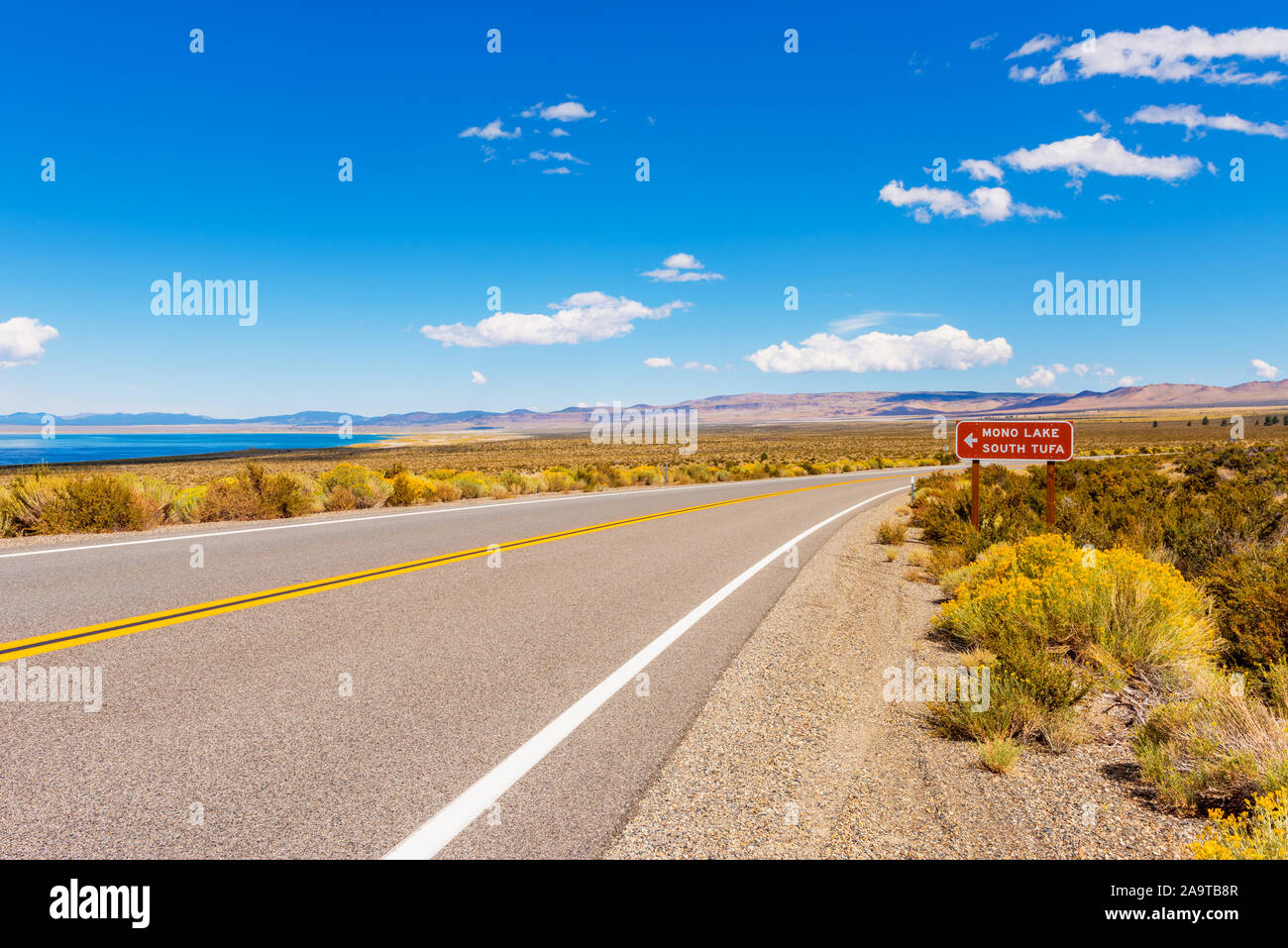 Signe directionnel à Mono Lake et du sud de la Californie de Tuf Banque D'Images