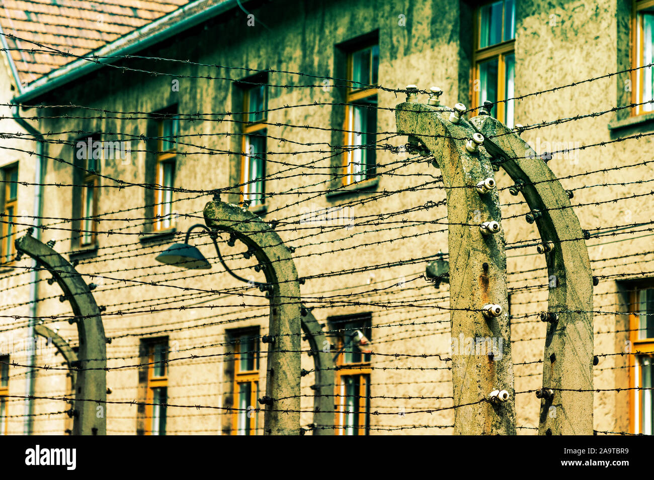 Close-up de barbelés des clôtures pour empêcher les détenus de s'échapper du camp de concentration à Auschwitz i, Pologne Banque D'Images