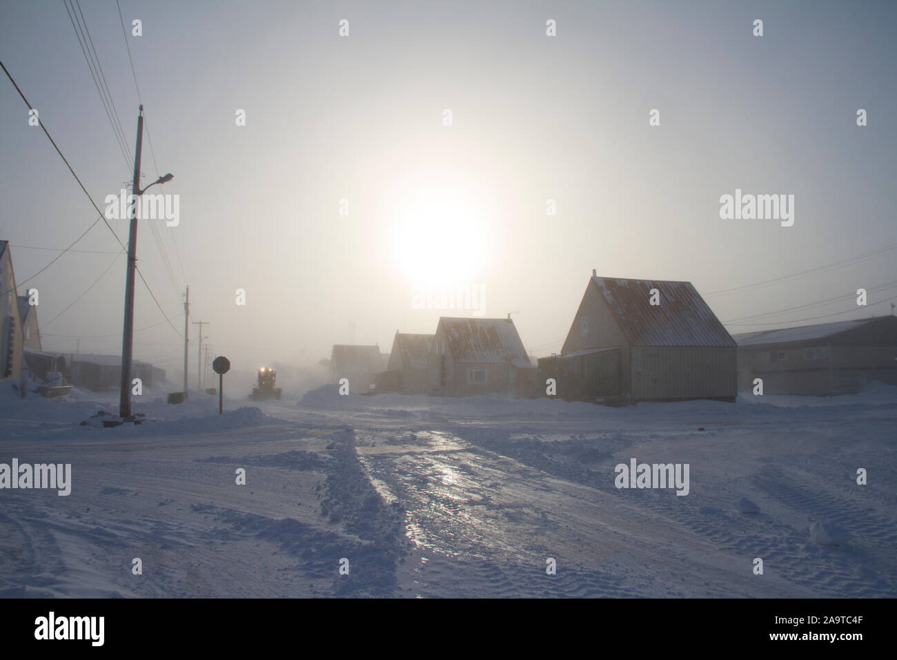 Le resurfaçage de la communauté de l'Arctique après un blizzard, Arviat, Nunavut, Canada Banque D'Images