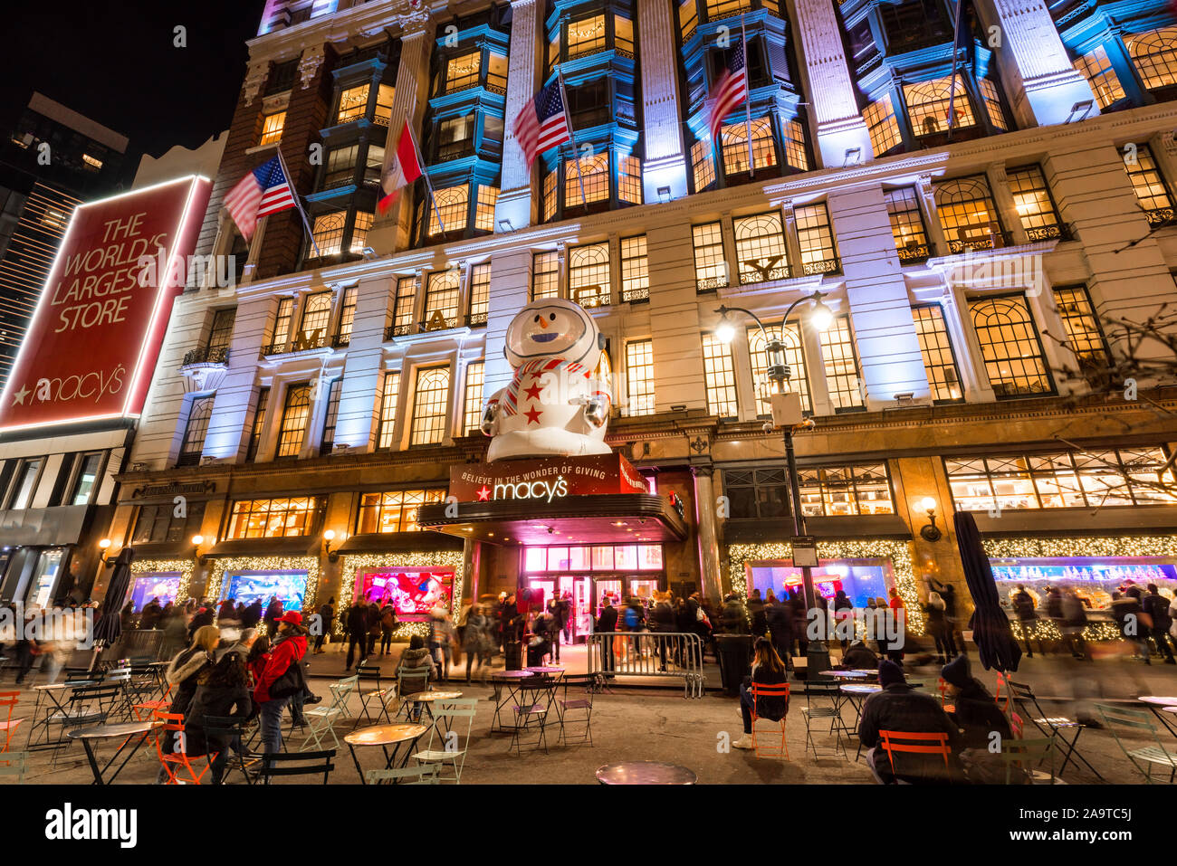 Macy's (grand magasin) avec l'affichage de la fenêtre de Noël décorations. Manhattan, New York City. NY, USA Banque D'Images