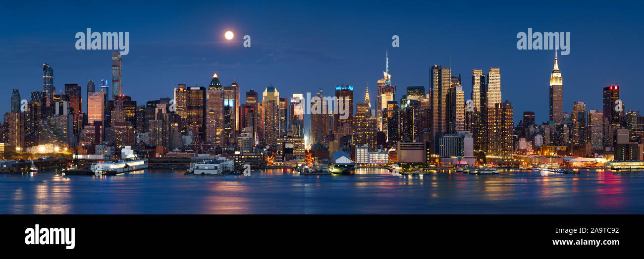 Lever de gratte-ciel de Manhattan à l'ouest au crépuscule de l'autre côté de la rivière Hudson. New York, NY, USA Banque D'Images