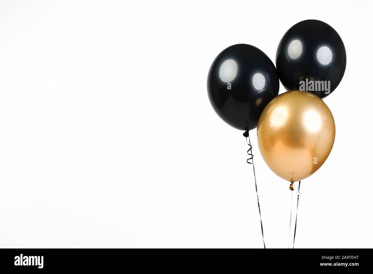 Trois ballons, noir et or, de l'isoler sur un fond blanc avec place pour le texte. Modèle pour les vacances et le vendredi noir. Banque D'Images