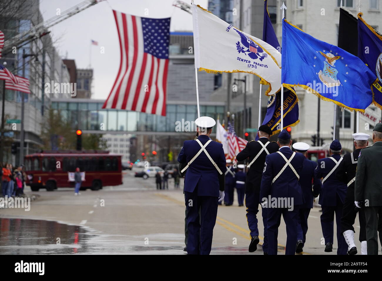 De nombreux anciens combattants partout dans le Wisconsin pour le défilé des Anciens Combattants - honneur notre cérémonie militaire au service milwaukee County War Memorial. Banque D'Images