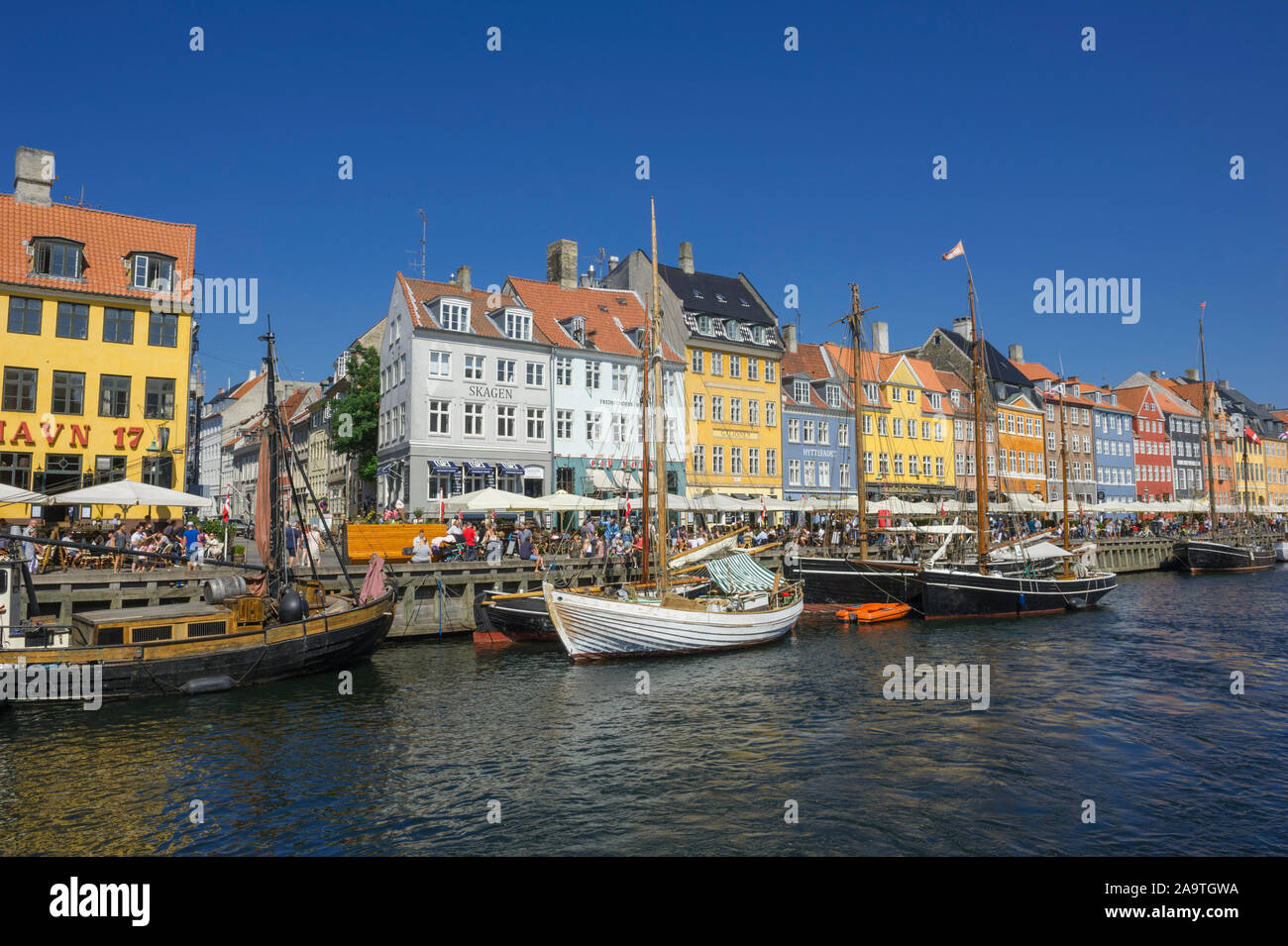 Les petits bateaux amarrés le long des quais à Copenhague, Danemark Banque D'Images