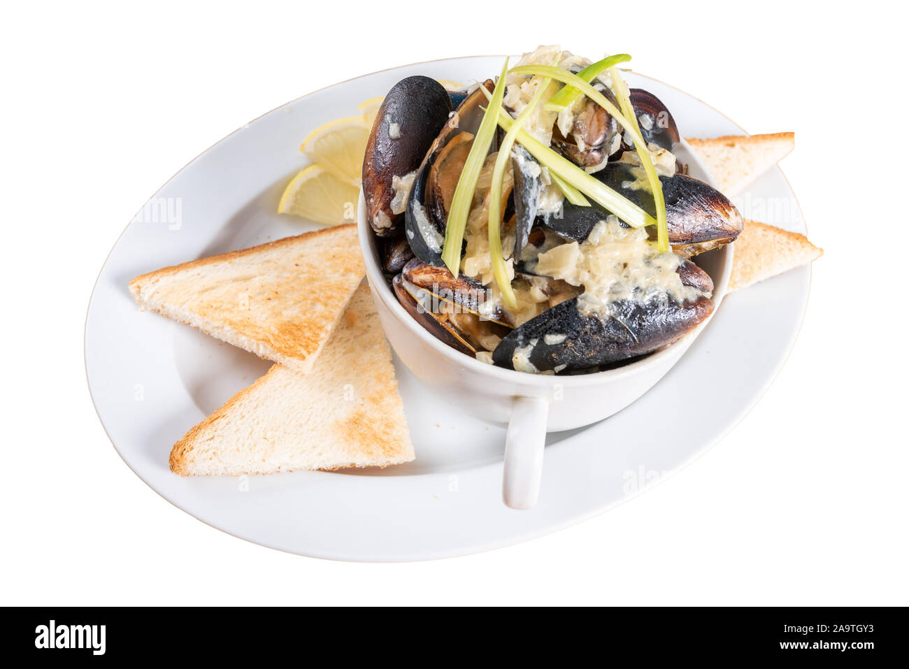 Les moules cuites dans l'évier. Déposée dans un cercle. Banque D'Images