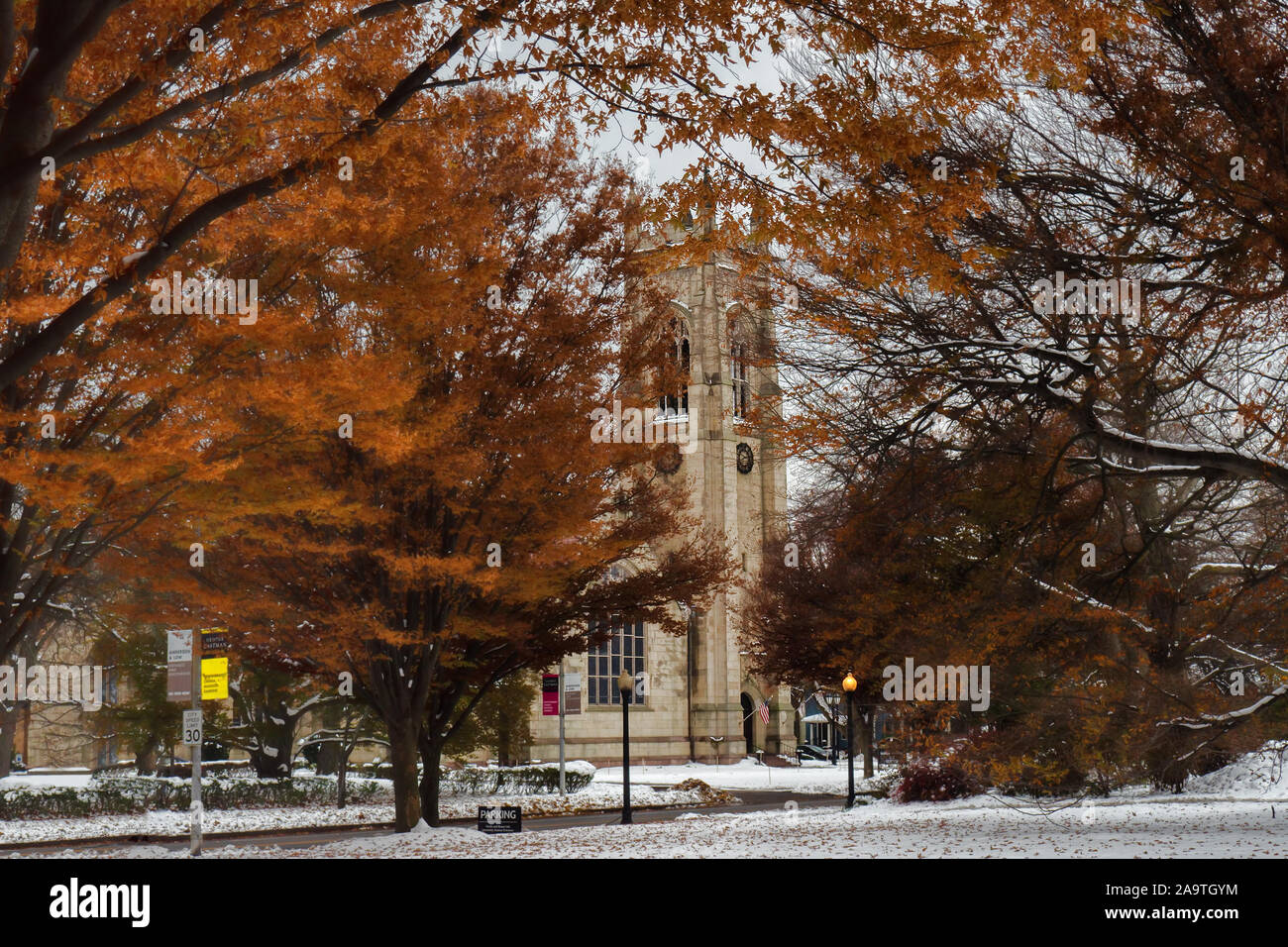Rochester, New York, USA. Le 15 novembre 2019. Vue de l'Ave et St Paul's Episcopal Church on East Avenue, à Rochester, NY après un automne snowfal Banque D'Images