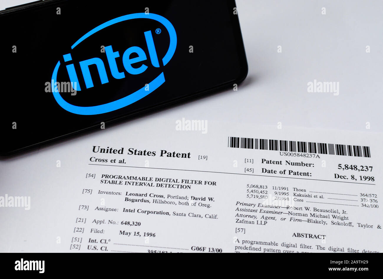 Logo Intel sur le smartphone et sur leur foi brevet sur l'une de leurs inventions relatives aux filtres numériques. Banque D'Images