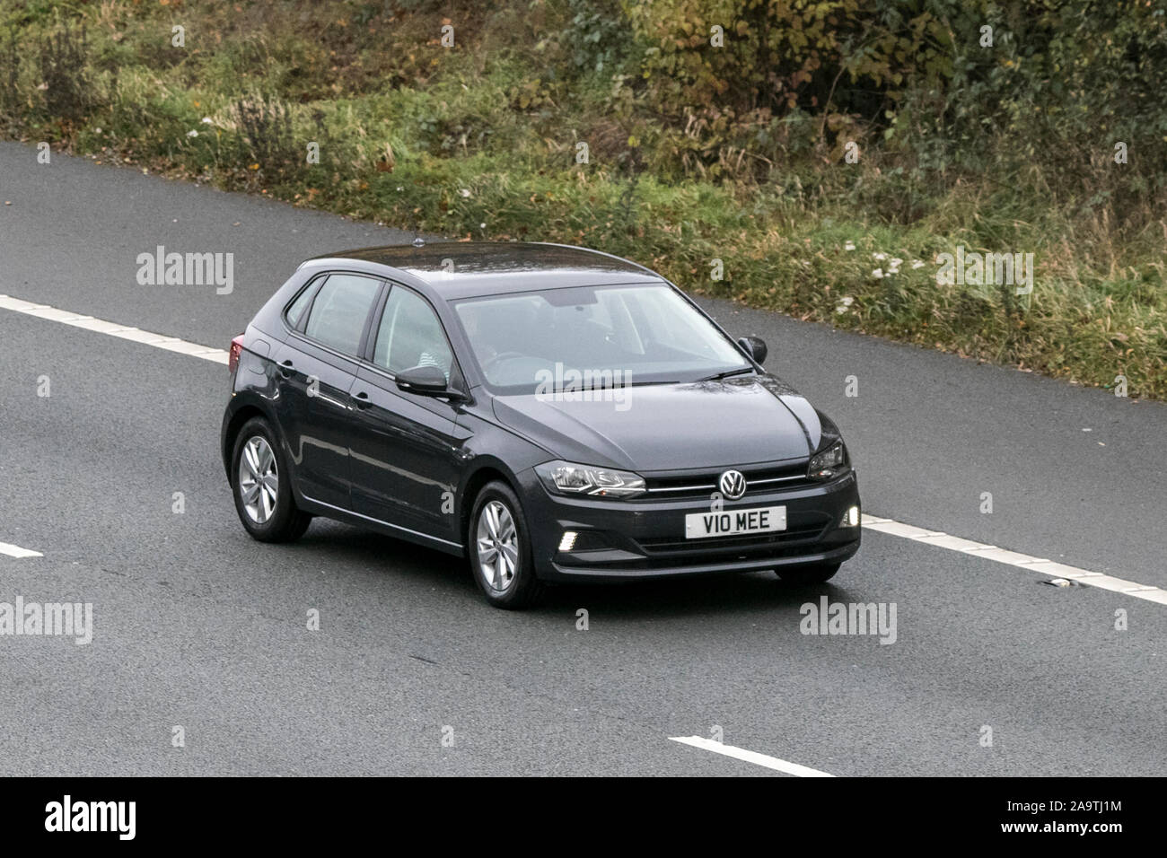 2019 Volkswagen VW Polo noir SE EVO ; en direction sud sur l'autoroute M61, près de Manchester, Royaume-Uni. Banque D'Images