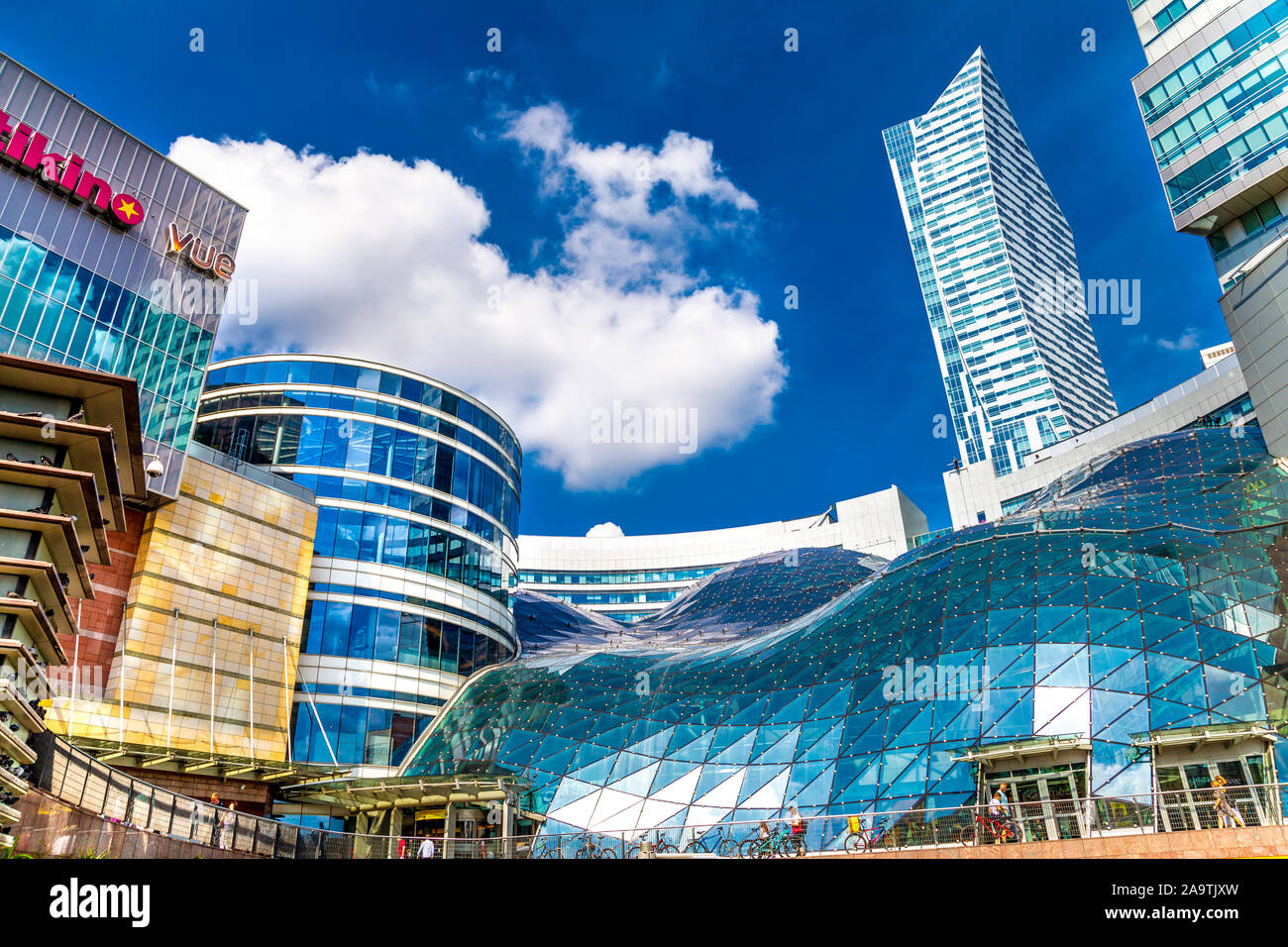 Les bâtiments en verre contemporain sur le toit ondulé et du centre commercial Zlote Tarasy, Varsovie, Pologne Banque D'Images