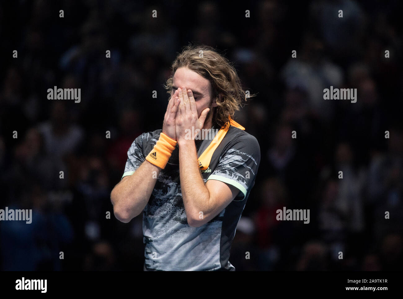 O2, Londres, Royaume-Uni. 17 novembre 2019. Un Tsitsipas émotionnel Stefanos remporte la finale de l'ATP 2019 Nitto, battant Dominic Thiem. Credit : Malcolm Park/Alamy Live News. Banque D'Images