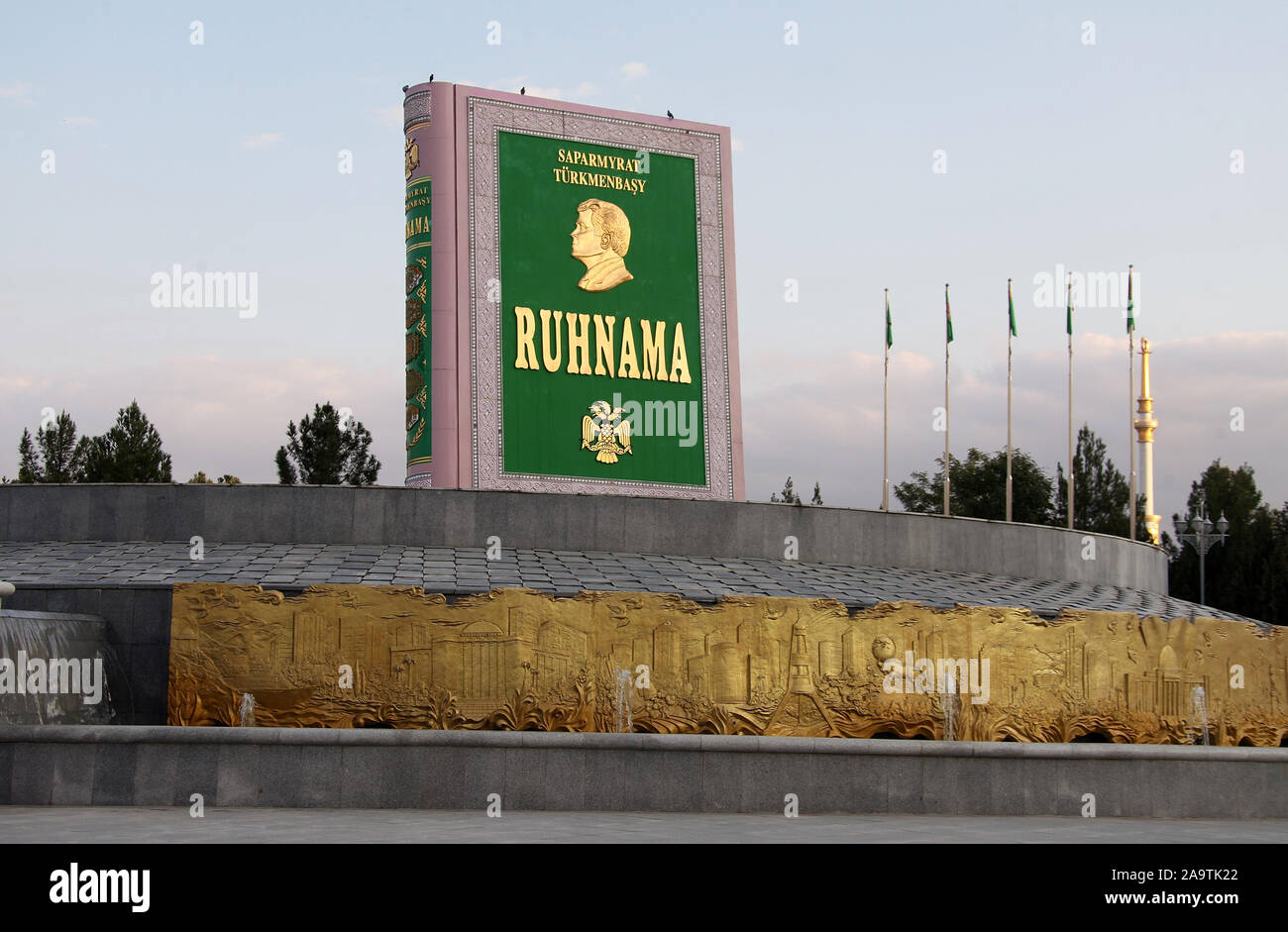Sculpture mécanique de la Ruhnama livre de Saparmurat Niyazov à Achgabat Banque D'Images