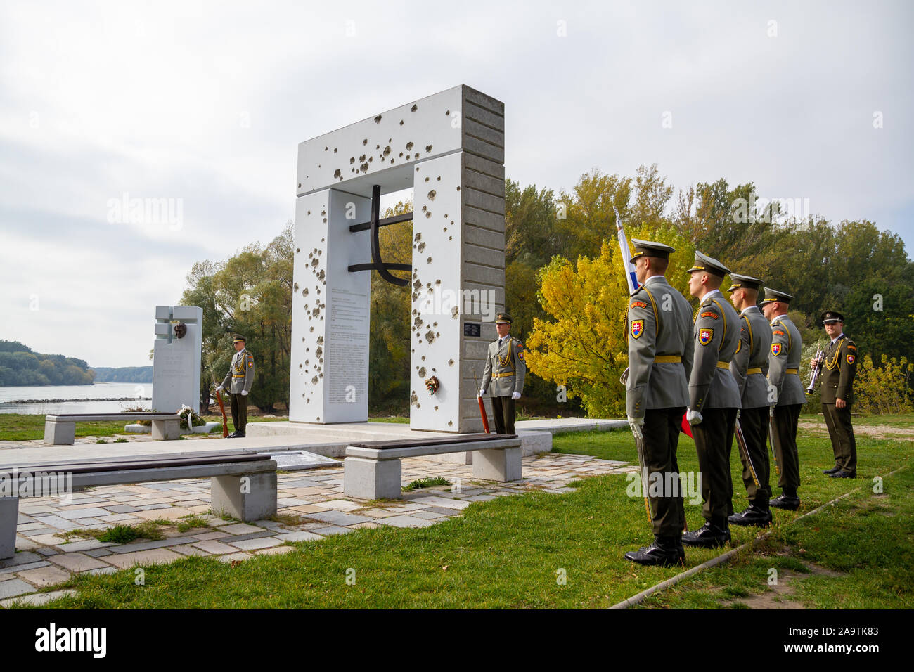 La garde d'honneur au monument "Brana Slobody" (porte de la Liberté) commémoration des gens qui ont été tués sur la frontière en essayant de s'échapper. Banque D'Images