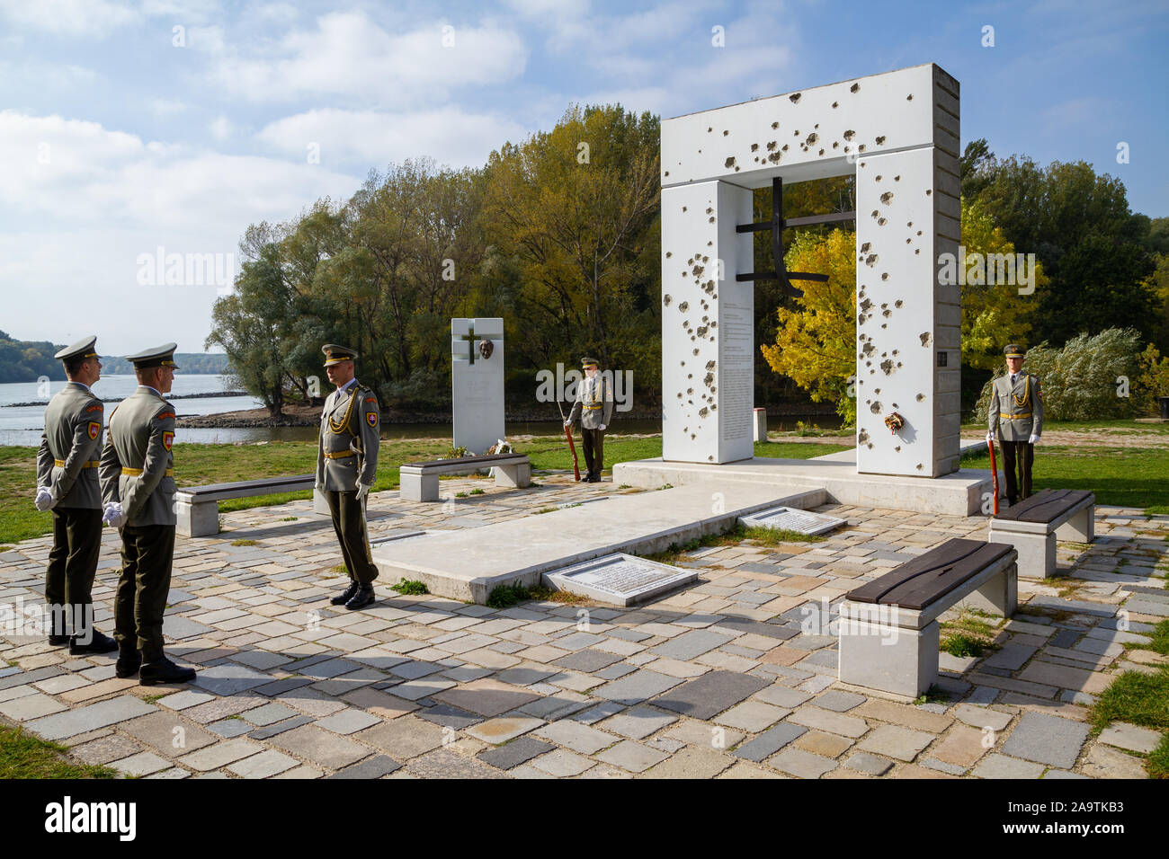 La garde d'honneur au monument "Brana Slobody" (porte de la Liberté) commémoration des gens qui ont été tués sur la frontière en essayant de s'échapper. Banque D'Images