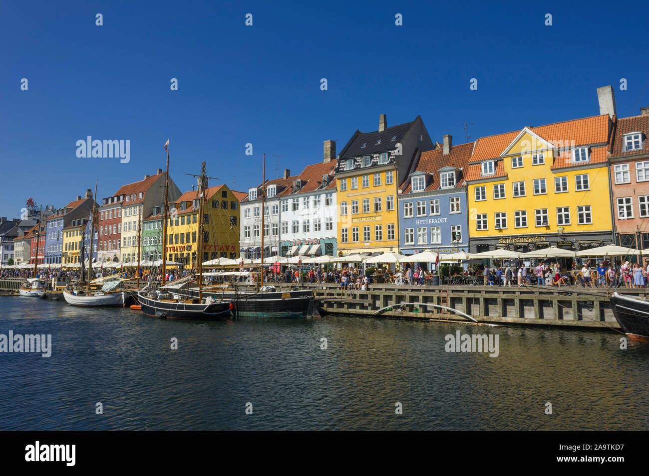 Les petits bateaux amarrés le long des quais à Copenhague, Danemark Banque D'Images