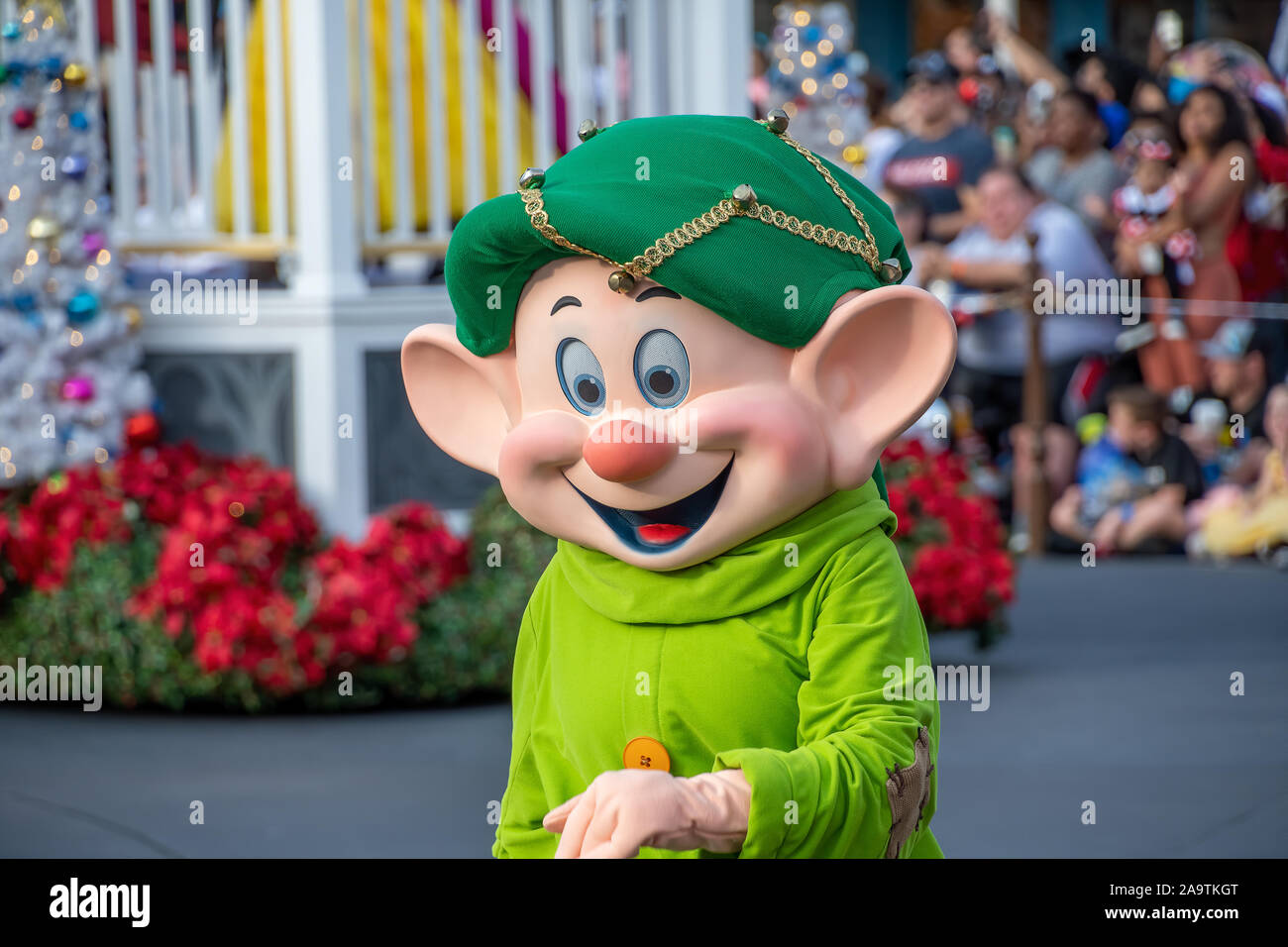 Simplet de sept nains dans le temps de Noël, Parade au Magic Kingdom Banque D'Images