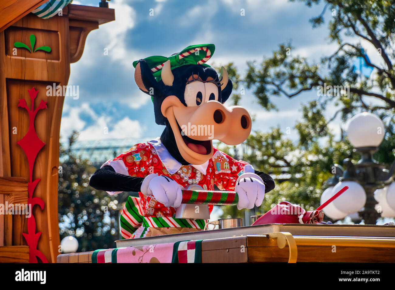 Caractère de la vache Clarabelle Christmastime Parade au Magic Kingdom Banque D'Images