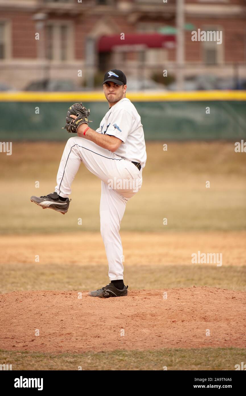 Tourné sur toute la longueur d'un des hommes de l'Université Johns Hopkins, l'équipe de baseball pitcher prépare à lancer la balle lors d'un match avec l'Université Rutgers, le 7 mars 2009. À partir de la collection photographique de Homewood. () Banque D'Images