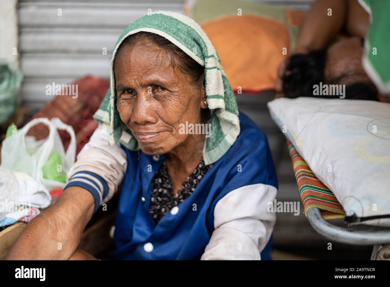 Portrait d'une femme dans une communauté pauvre, Cebu City, Philippines Banque D'Images