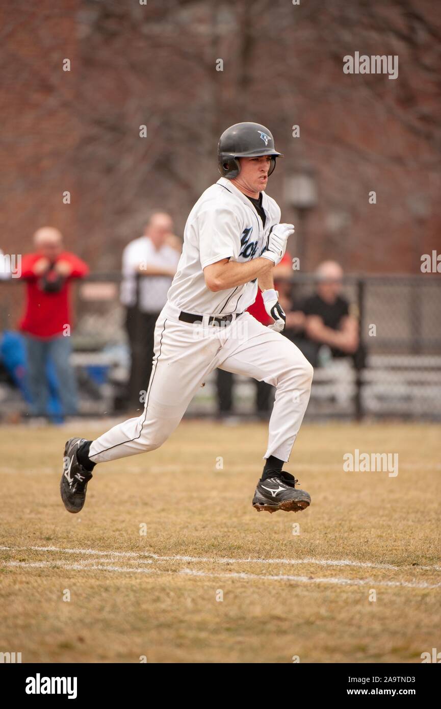 Profil de pleine longueur d'un coup de l'Université Johns Hopkins Men's Baseball joueur d'équipe, exécution d'atteindre une base située à l'occasion d'un match avec l'Université Rutgers, le 7 mars 2009. À partir de la collection photographique de Homewood. () Banque D'Images
