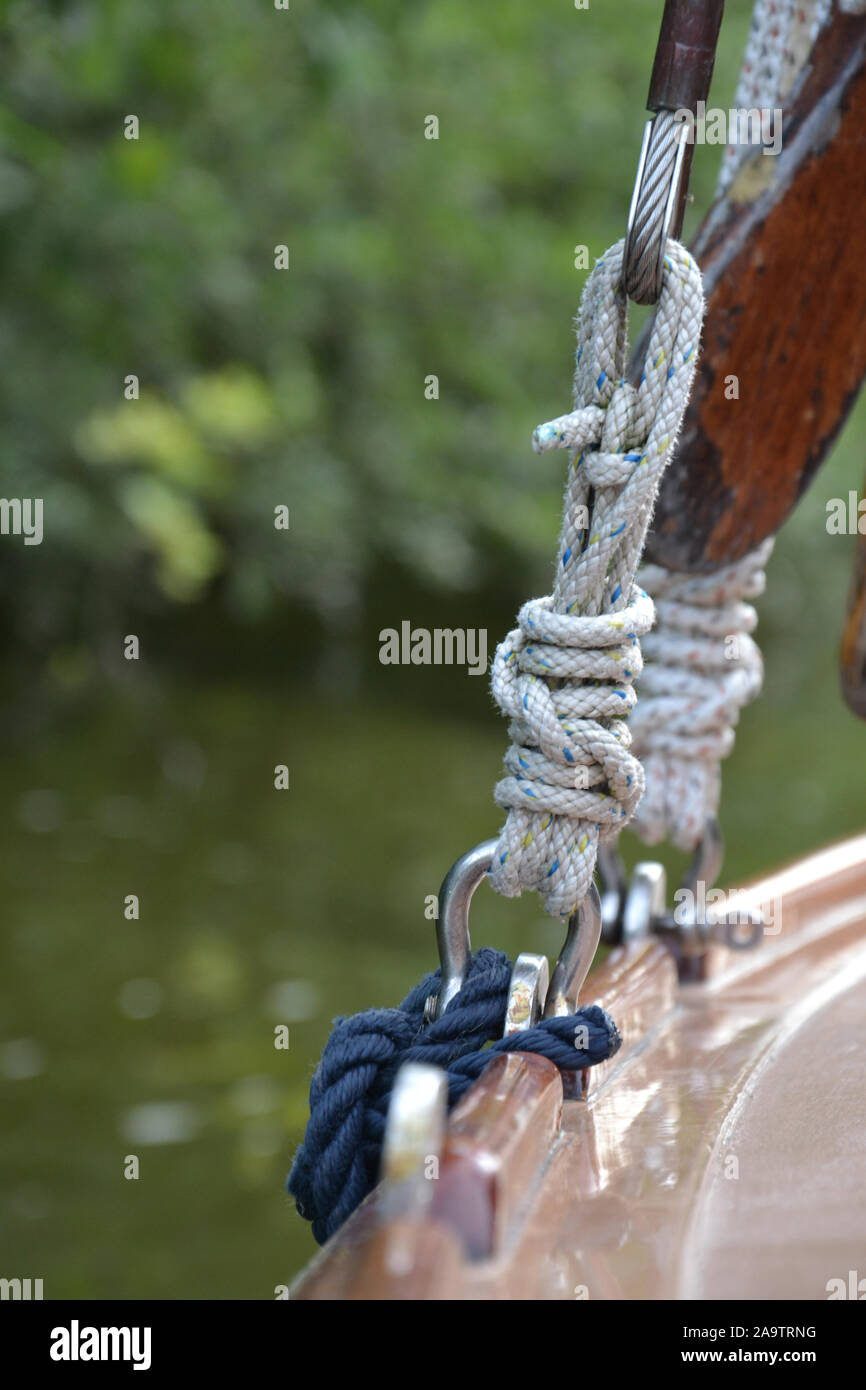 Détail des nœuds entre les baleines côtés (enveloppes) et chaînes sur le côté d'un pont en bois traditionnel yacht à voile. Une fine corde, mouchetée tightl Banque D'Images
