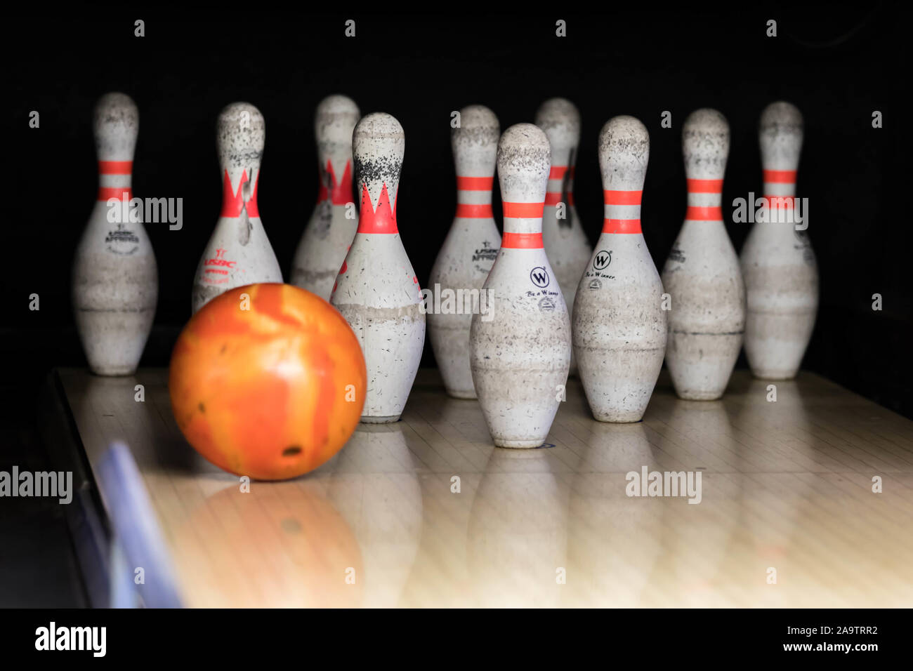 Close up de boules et de quilles dans le club de bowling. Des quilles et des boules dans une rangée Banque D'Images