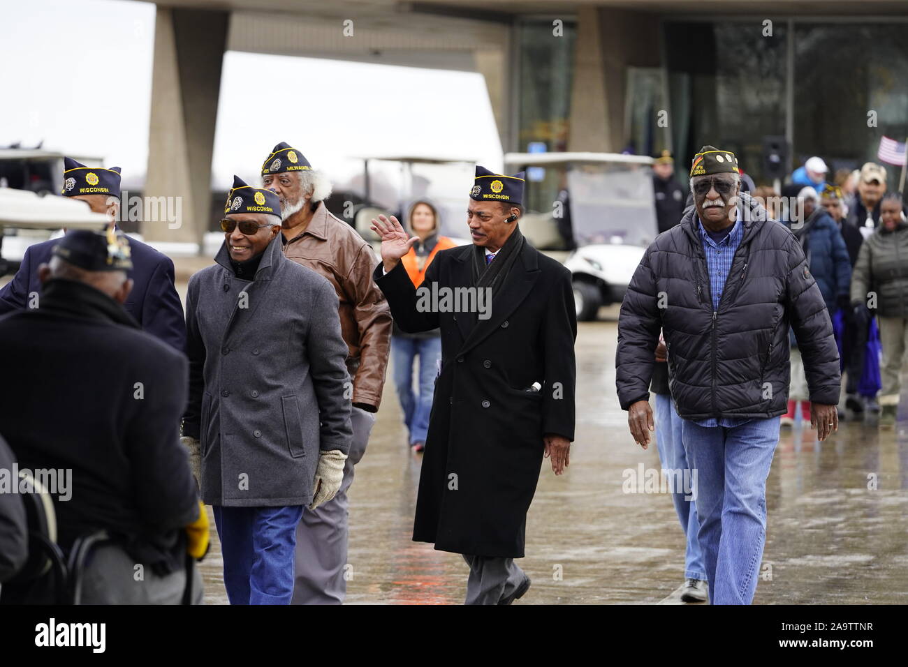 De nombreux anciens combattants partout dans le Wisconsin pour le défilé des Anciens Combattants - honneur notre cérémonie militaire au service milwaukee County War Memorial. Banque D'Images