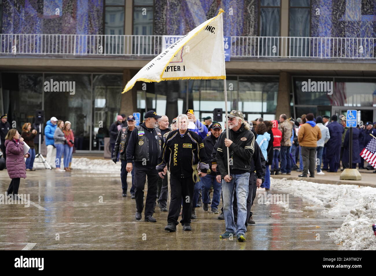 De nombreux anciens combattants partout dans le Wisconsin pour le défilé des Anciens Combattants - honneur notre cérémonie militaire au service milwaukee County War Memorial. Banque D'Images