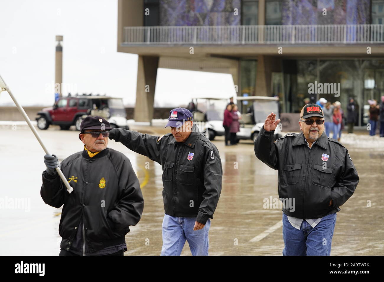 De nombreux anciens combattants partout dans le Wisconsin pour le défilé des Anciens Combattants - honneur notre cérémonie militaire au service milwaukee County War Memorial. Banque D'Images