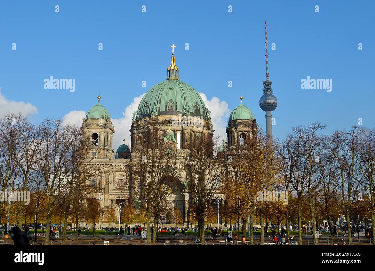 Berliner Dom (Cathédrale de Berlin) sur un dimanche matin d'automne avec la Fernsehturm (tour de télévision) de l'ère communiste à côté Banque D'Images