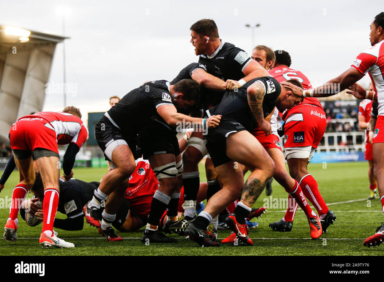 Newcastle, Royaume-Uni. 09Th Nov, 2019. NEWCASTLE Upon Tyne, Angleterre - 16 novembre George McGuigan de Newcastle Falcons plongées dans de marquer au cours de la Greene King IPA match de championnat entre Newcastle Falcons et Coventry à Kingston Park, Newcastle Le dimanche 17 novembre 2019. (Crédit : Chris Lishman | MI News) Credit : MI News & Sport /Alamy Live News Banque D'Images