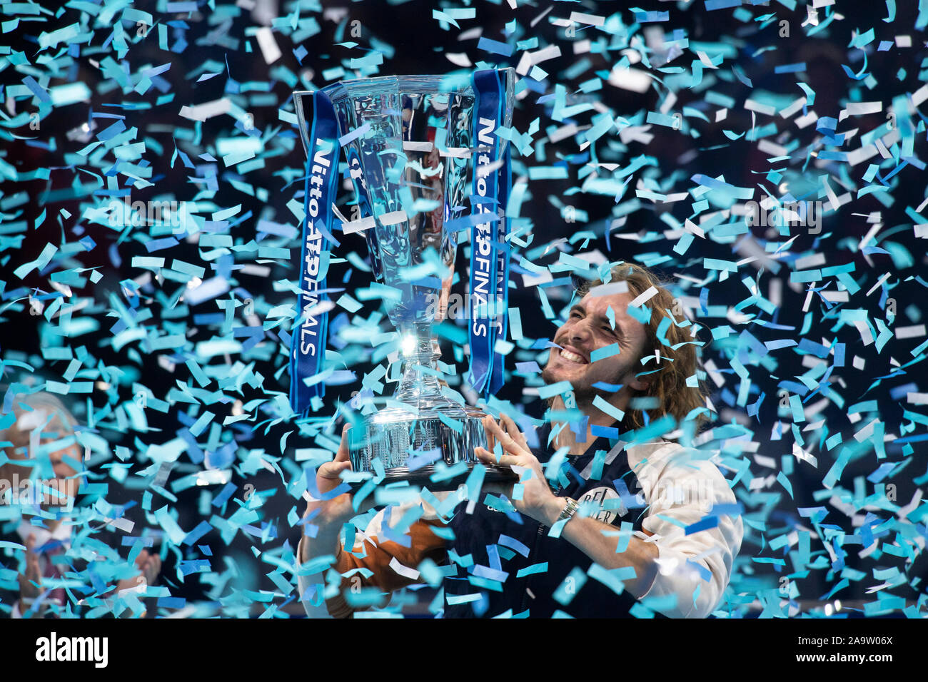 O2, Londres, Royaume-Uni. 17 novembre 2019. Stefanos Tsitsipas prend la des célibataires trophée lors de la finale de l'ATP, en battant Nitto Dominic Thiem. Credit : Malcolm Park/Alamy Live News Banque D'Images
