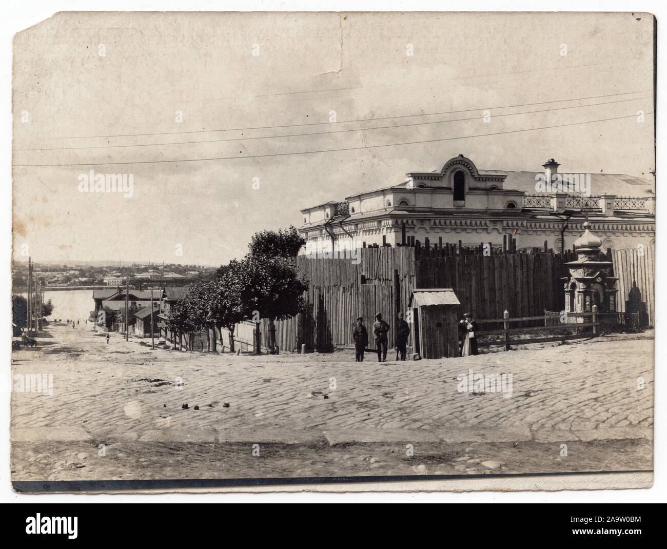 La maison Ipatiev à Iekaterinbourg, Russie, représentés dans le vintage noir et blanc photographie prise par un inconnu photographe tchécoslovaque à l'été 1918 peu après que le Tsar Nicolas II et sa famille ont été assassinés dans la chambre par les Bolcheviks. La maison Ipatiev était représenté probablement peu après l'armée des volontaires de la Légion tchécoslovaque capturé Ekaterinbourg le 25 juillet 1918. Les gardes sont tchécoslovaque vu dans la photo à côté de la clôture en bois au premier plan. Avec la permission de l'Azoor Photo Collection. Banque D'Images