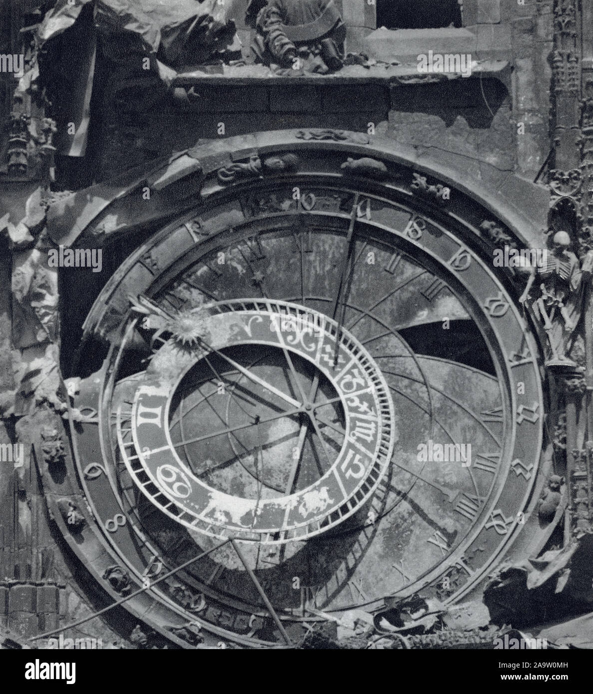 Dommages sur le Prague horloge astronomique (orloj) sur la tour de l'Ancien hôtel de ville (radnice Staroměstská) à la place de la vieille ville (Staroměstské náměstí) à Prague, Tchécoslovaquie, endommagé lors de l'Insurrection de Prague dans les derniers jours de la Seconde Guerre mondiale en mai 1945. Photographie en noir et blanc par le photographe tchèque Oldřich Smola prises probablement en mai 1945 et publié dans le livre 'tchécoslovaque le coeur de Prague, le Fire' ('Srdce Prahy v plamenech») publié en 1946. Avec la permission de l'Azoor Collection Carte Postale. Banque D'Images