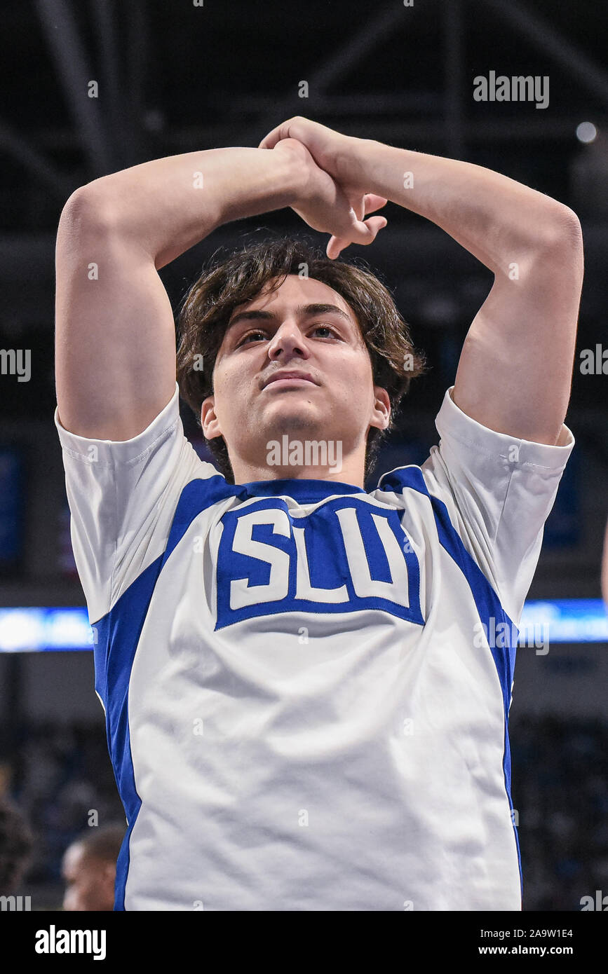 Nov 17, 2019 : Le seul membre masculin du St. Louis cheerleaders effectue au cours d'un match de saison régulière où les pirates ont visité le hall Seaton St. Louis Billikens. Tenue à Chaifetz Arena à Saint Louis, MO Richard Ulreich/CSM Banque D'Images