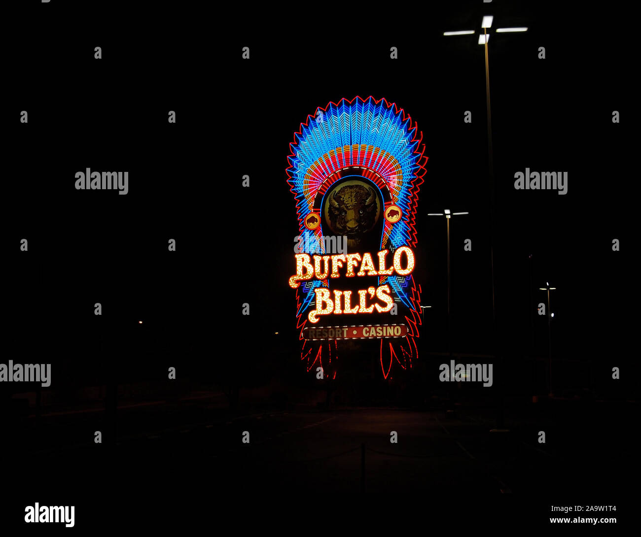 Crystal Bay, NEVADA - Juillet 19, 2018 : un néon lumineux pour Buffalo Bill's Resort and Casino vous accueille à partir de la route sur une sombre nuit dans le désert à Banque D'Images