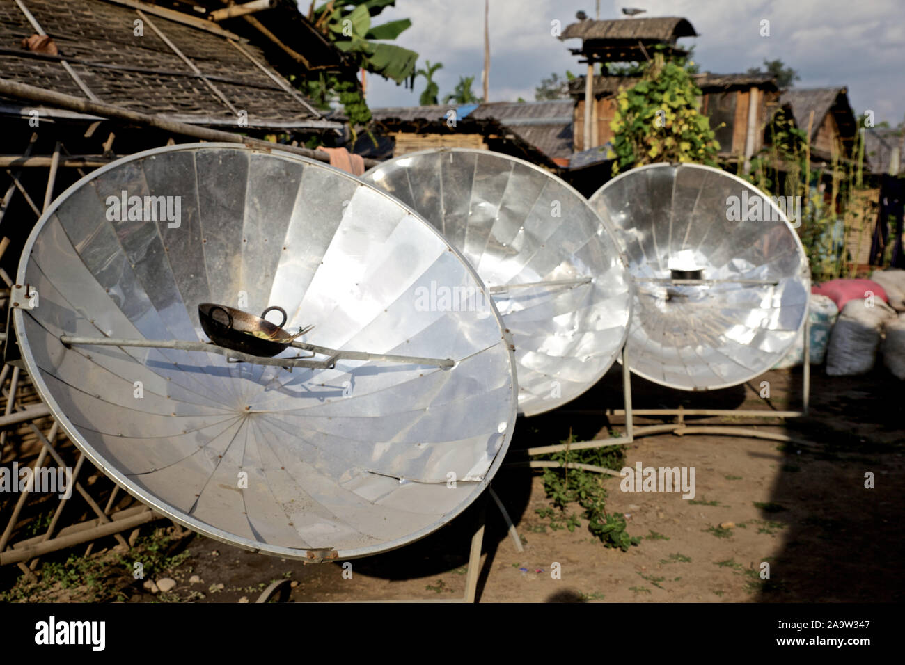 - Beldangi II, Damak, Népal, 2014 : Le HCR avec le Vajra, La Fondation fournit des cuiseurs solaires paraboliques pour la cuisine pour les réfugiés dans le camp. ..27 octobre 2014 Banque D'Images