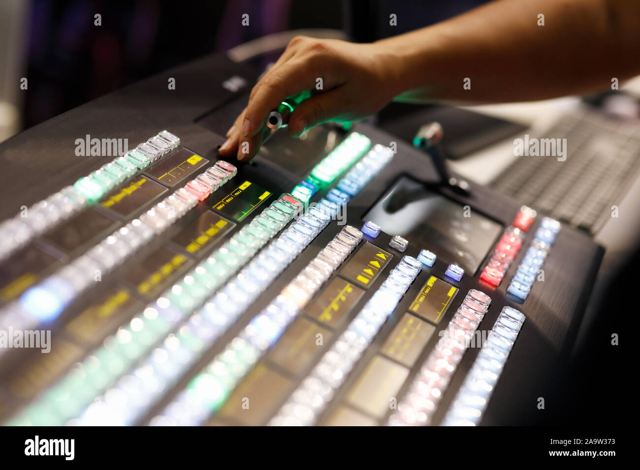 Travailler avec le panneau de commande de la production vidéo en direct. Focus sélectif. Banque D'Images