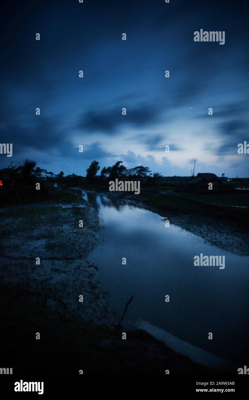 La tombée de la nuit à Nijhum Dweep, l'Île du silence. L'une des régions les plus isolées des îles dans le golfe du Bengale Banque D'Images