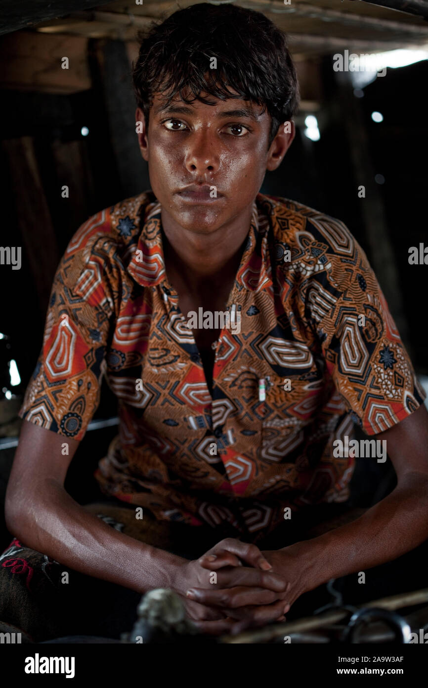 Jeune batelier en direction de Nijhum Dweep, île de silence Banque D'Images