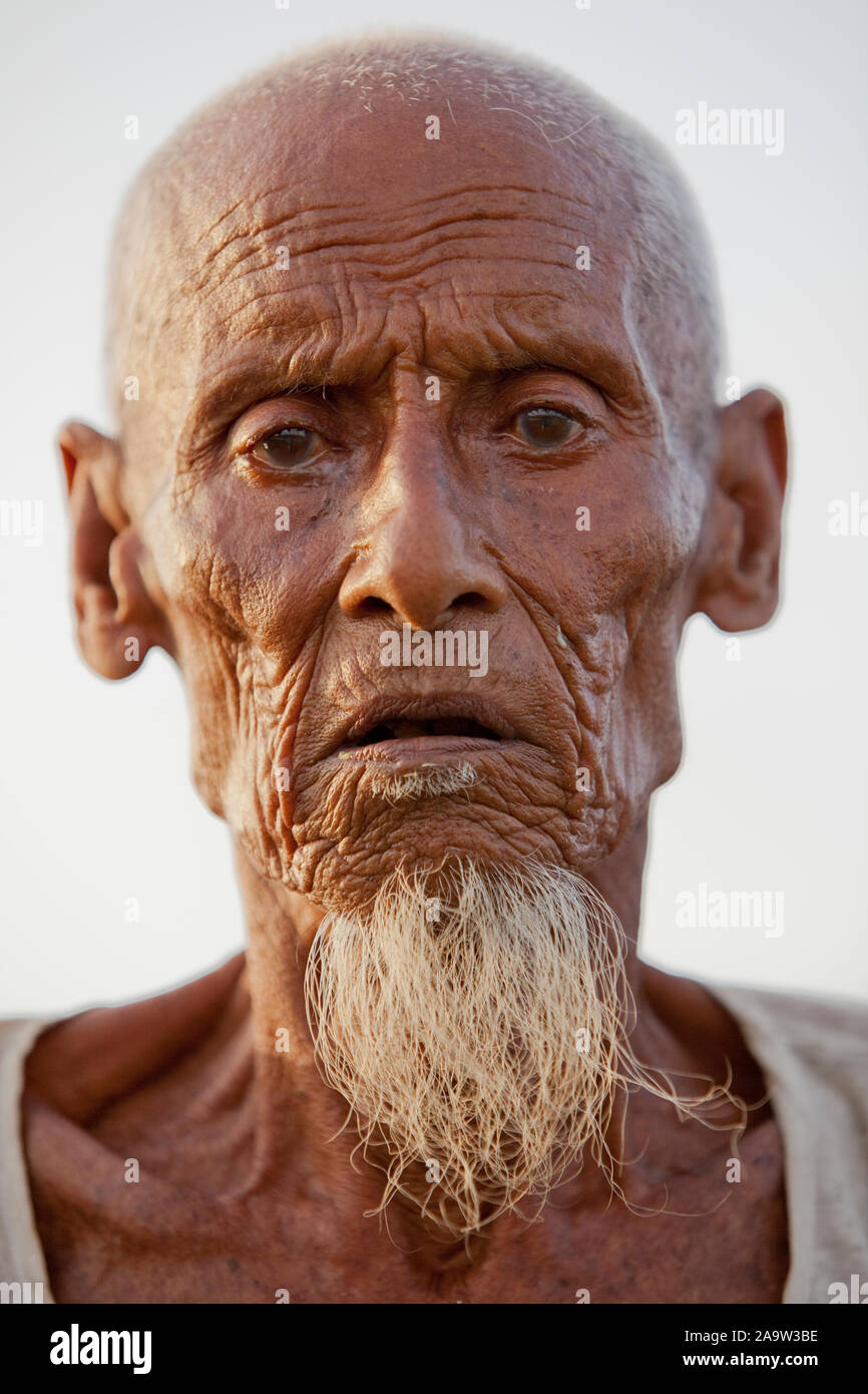 Un vieil homme dont la maison a été détruite par le cyclone Sidr au Nijhum Dweep, l'Île du silence Banque D'Images