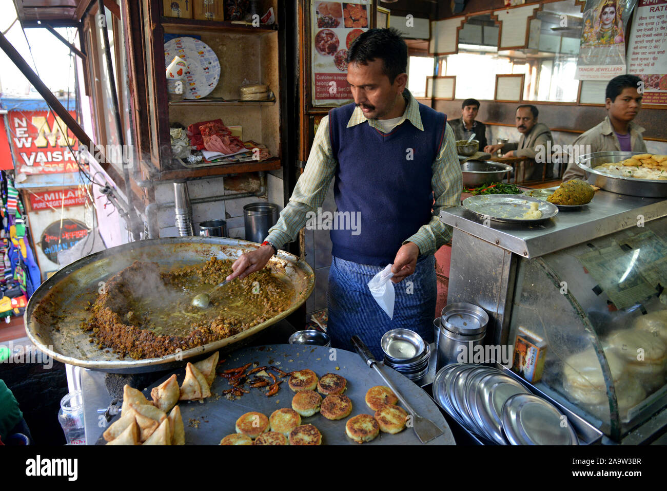 Sex chola, samosas et galettes dans le marché à Shimla..Shimla est la capitale de l'état indien de l'Himachal Pradesh, situé dans le nord de l'Inde à une altitude de 7 200 ft. En raison de son climat et la voir attire de nombreux touristes. C'est aussi l'ancienne capitale du Raj britannique.. Banque D'Images