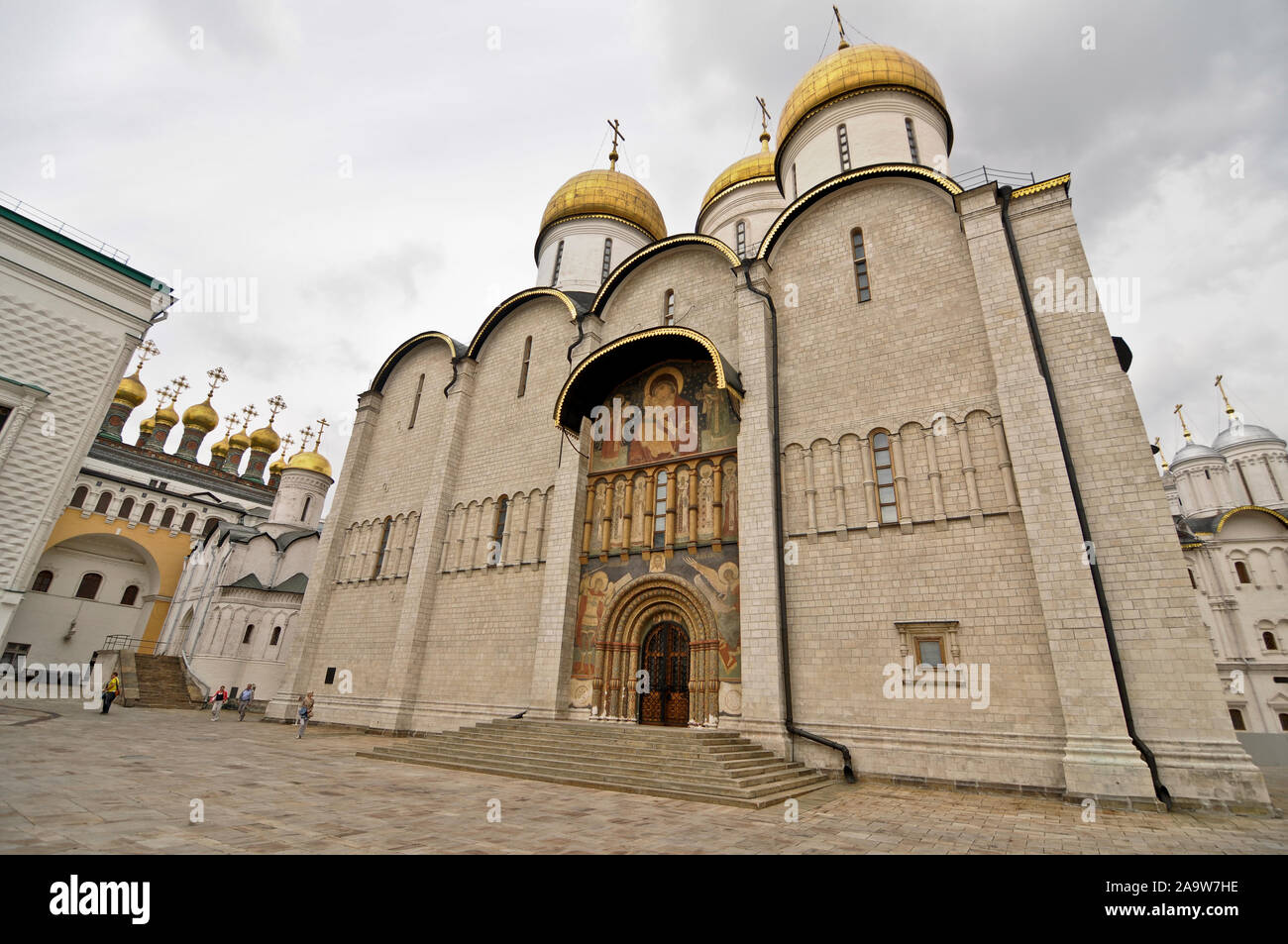 Place de la cathédrale : Cathédrale de la Dormition et de l'église de la Nativité, le Kremlin de Moscou, Russie Banque D'Images