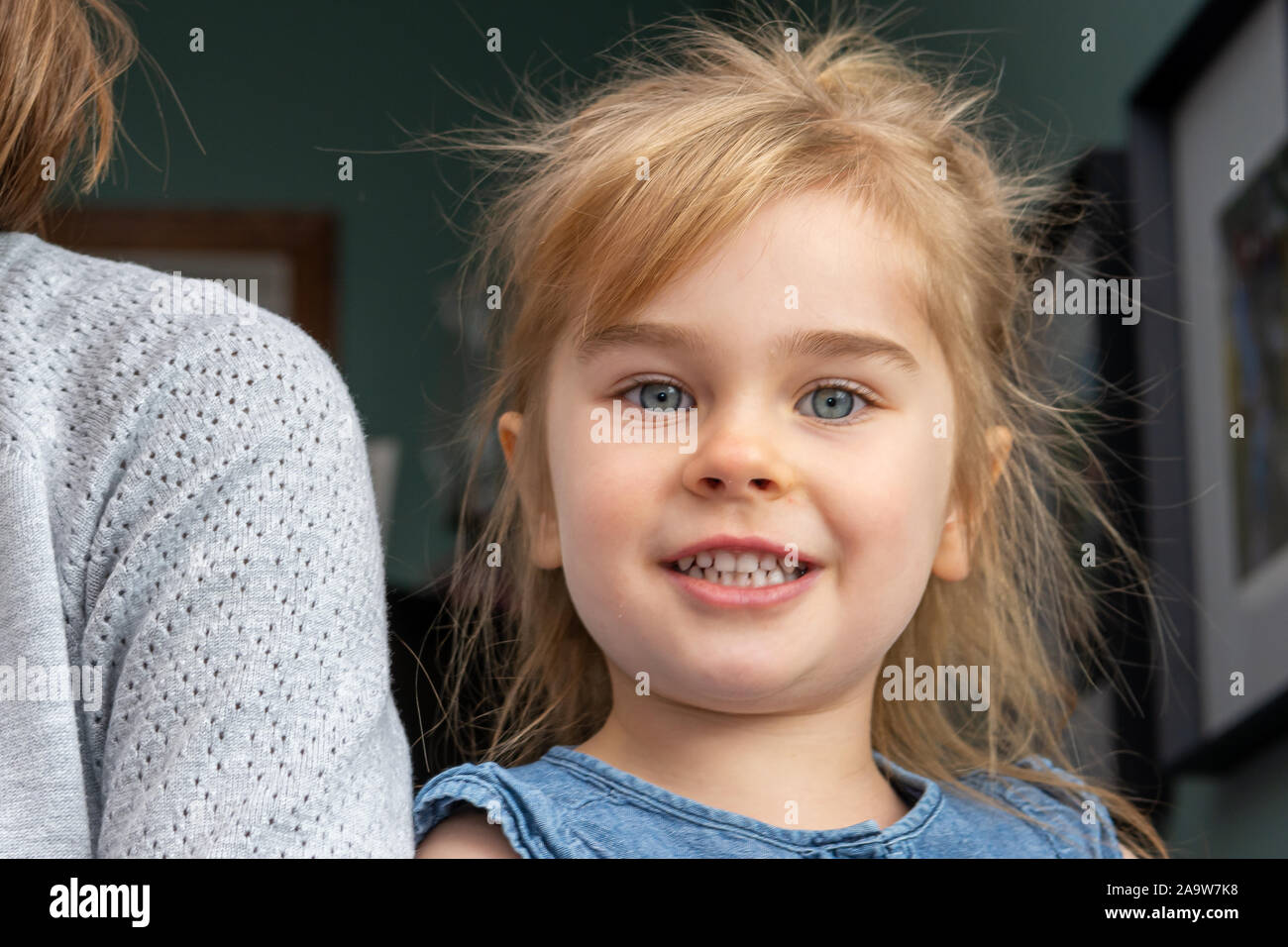 Petite fille aux grands yeux bleus Banque de photographies et dimages à haute résolution Alamy