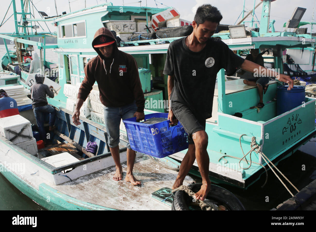 La vente du poisson au marché aux poissons Banque D'Images